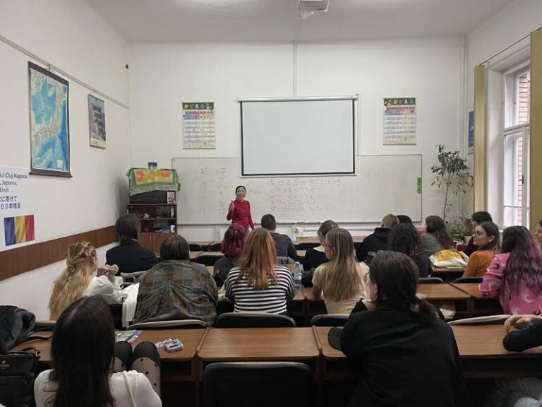 Ora de muzică japoneză – pianista Chiyo Hagiwara şi studenții din Anul 3 Japoneză A + B
