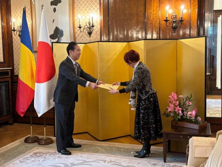 Premiu de excelență pentru Rodica Frențiu, oferit de E.S. Domnul Ambasador Takashi Katae (Ambasada Japoniei în România)